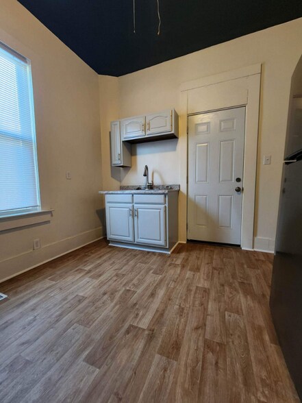 Building Photo - 21 Rose Ave