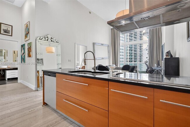 Building Photo - 485 Brickell Ave