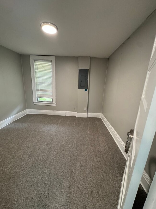 Building Photo - Spacious Four Bedroom House Close to Downt...