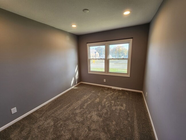 Building Photo - Remodeled 3-4 bedroom 2 bath house