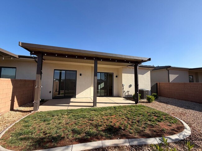 Building Photo - SPACIOUS PATIO HOME FOR RENT!