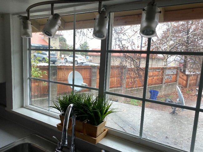 Building Photo - 1129 Magnolia Ave