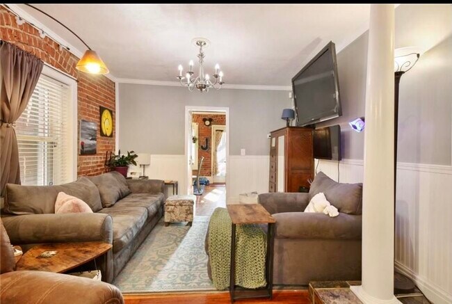 Building Photo - 1033 E 5th St