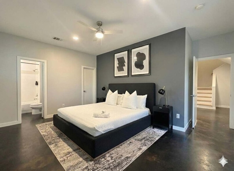 Building Photo - 5336 Darling St