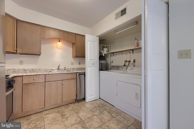 Building Photo - 1902 Pin Oak Dr