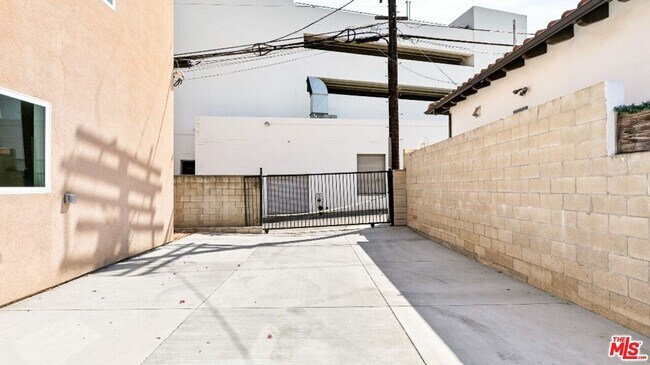 Building Photo - 16698 Moorpark St
