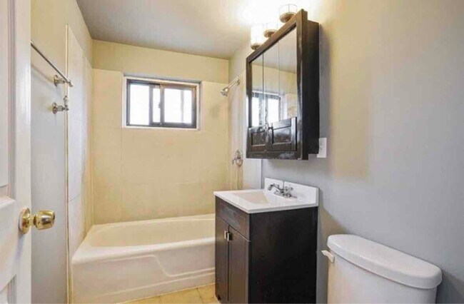 Building Photo - 2258 E 103rd St