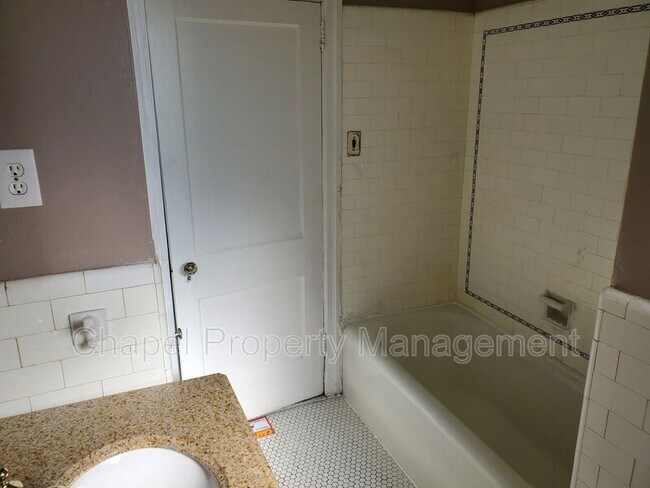 Building Photo - 6000 N 19th St