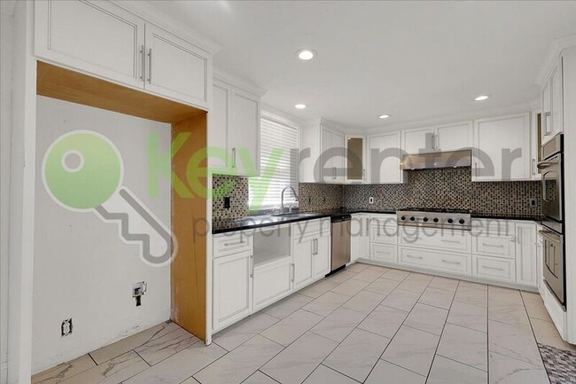 Building Photo - 4404 Lantana Ave