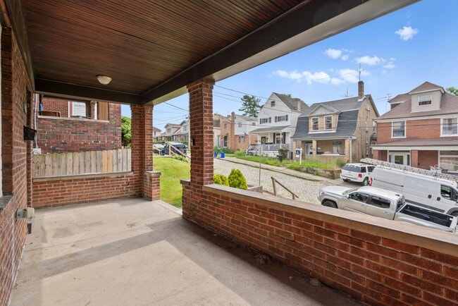 Building Photo - 3 bed 1 bathroom - central air, outdoor sp...