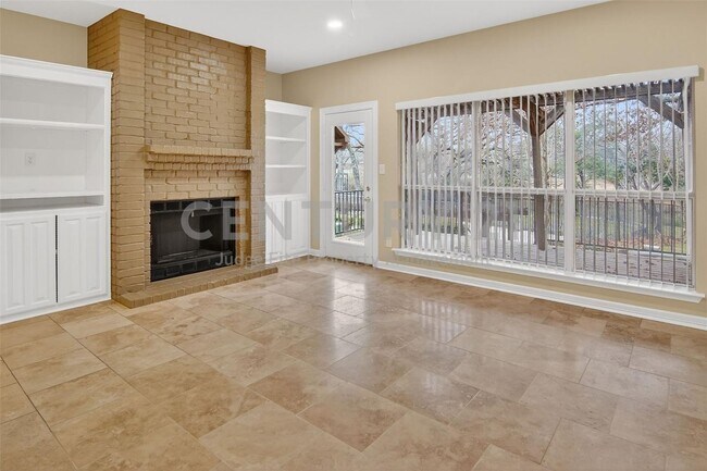 Building Photo - Beautiful 3/2/2 Townhome in Weatherford Ready For Move-In!