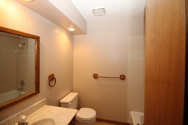 Building Photo - Huge 3 Bed 2.5 Bath home Overland Park