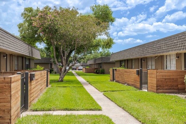 Building Photo - Villages at Parktown Apartment Homes