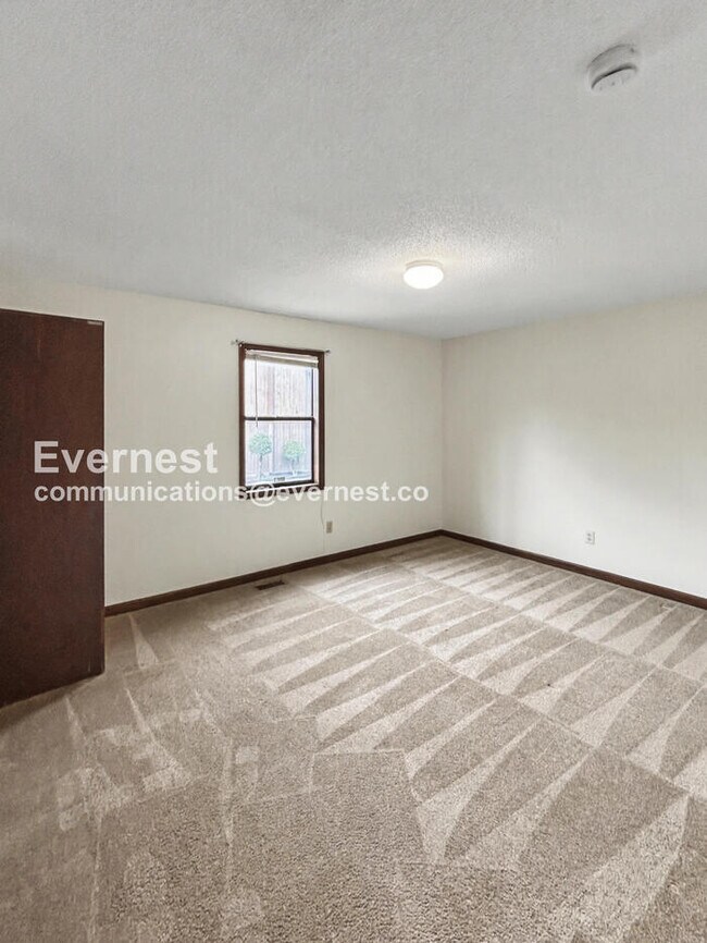 Building Photo - Spacious Condo with 2 bed / 2 bath / Pet Friendly / Available Now!