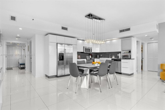 Building Photo - 445 Poinciana Island Dr