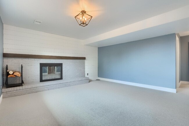 Building Photo - 4 BED 3 BATH HOUSE NEAR CREAK PARK!!!