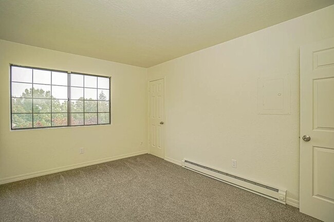 Building Photo - Two bedroom Townhouse near Ashland Community Hospital