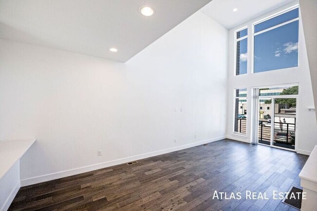 Building Photo - 2 Bed 2.5 Bath Condo in the Heart of LoHi ...