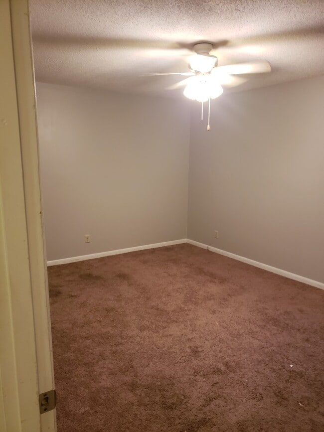 Building Photo - 3 bedroom/2 bath