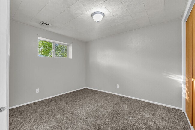 Building Photo - Spacious 5 Bed in Riverdale with Large Yard