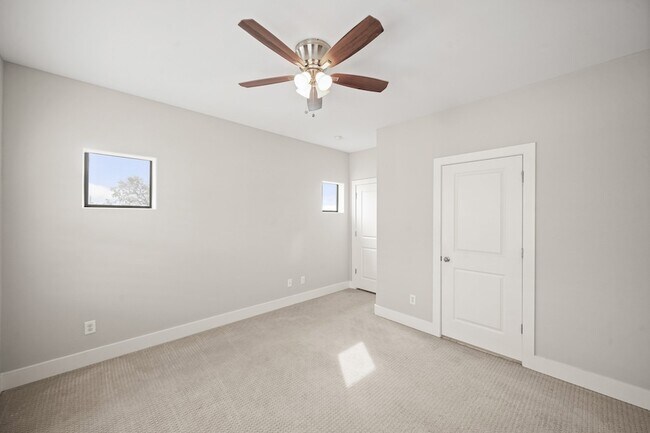 Building Photo - 2547 S Calumet St
