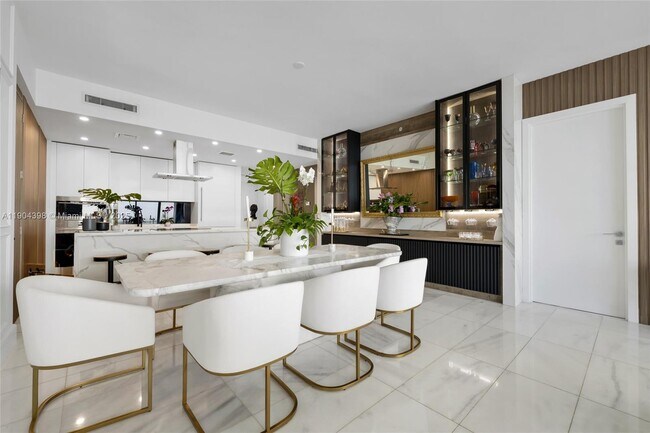 Building Photo - 700 NE 26th Terrace