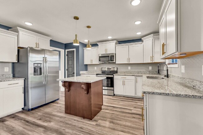 Building Photo - Close to Fort Campbell and MOVE IN READY!