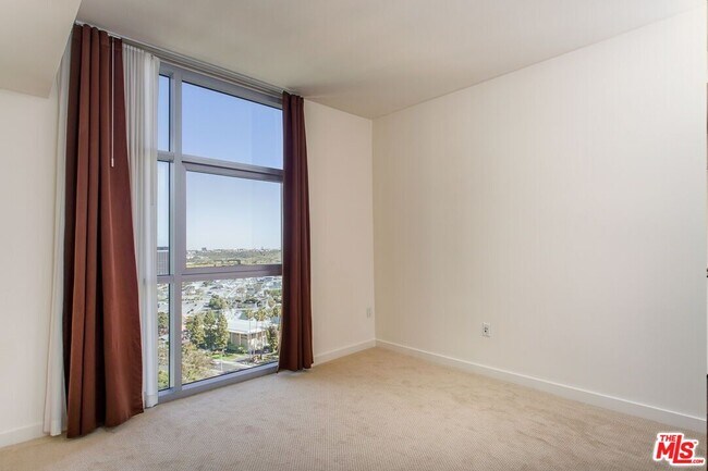 Building Photo - 13700 Marina Pointe Dr