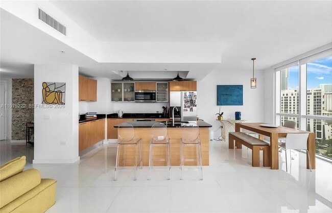 Building Photo - 480 NE 30th St