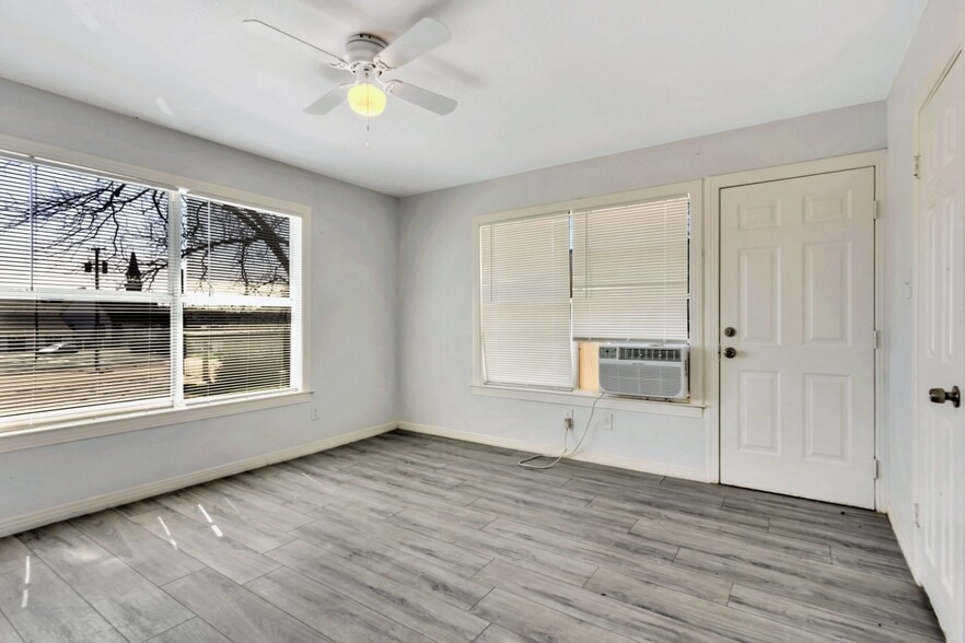 Building Photo - 305 N Robinson St