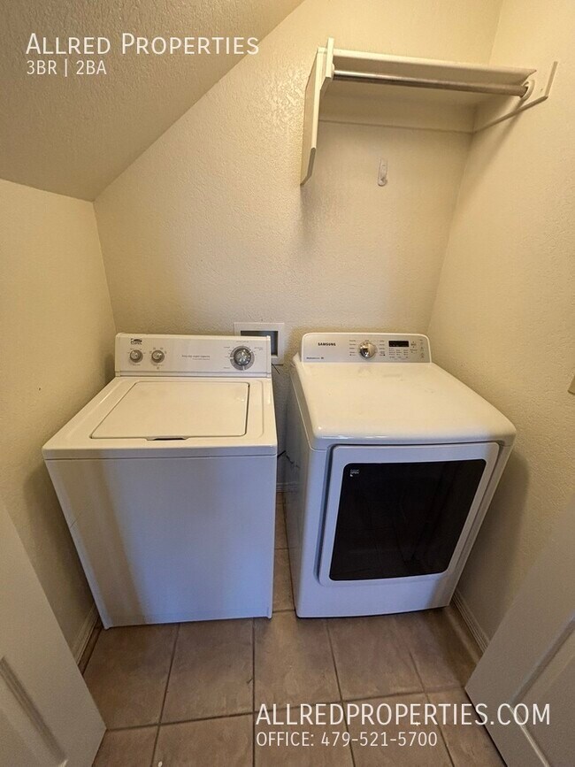 Building Photo - 1712 N Chestnut Ave