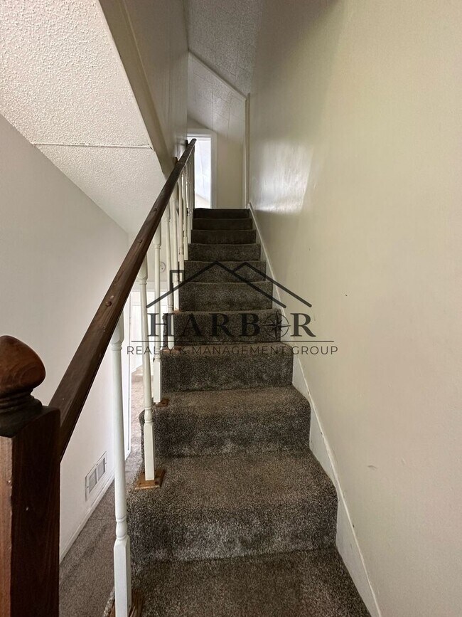 Building Photo - 315 5th Ave NW