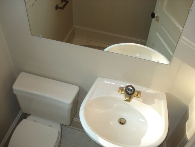 Building Photo - Walking Distance to St. Mary's Hospital and Downtown Rochester