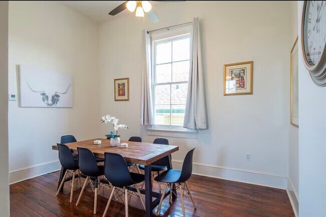 Building Photo - Historic, Renovated 3BR with Wrap-Around Balcony Near St. Charles