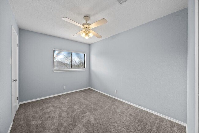 Building Photo - 2928 Donnell Dr