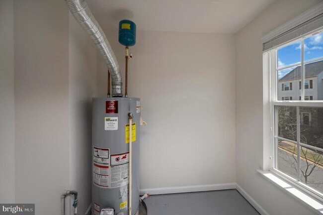 Building Photo - 208 Freesia Ln