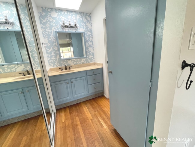 Building Photo - Large Five Bedroom, Three Bathroom with In...