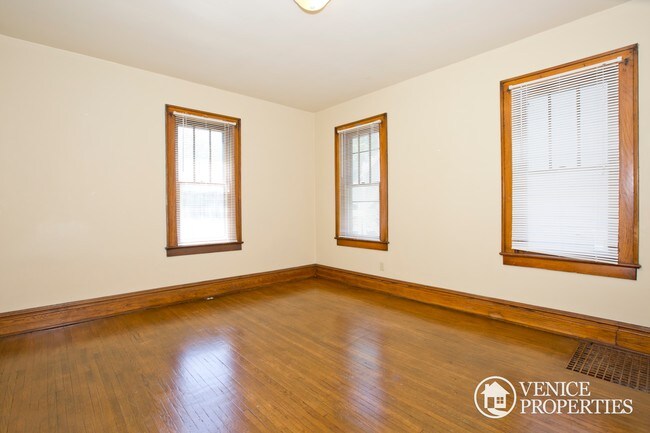 Building Photo - 103 W Norwich Ave