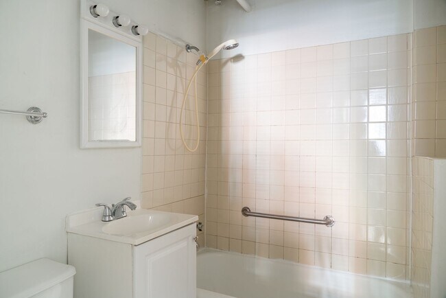 Building Photo - Ravenswood - 2 Bed / 1 Bath English Garden...