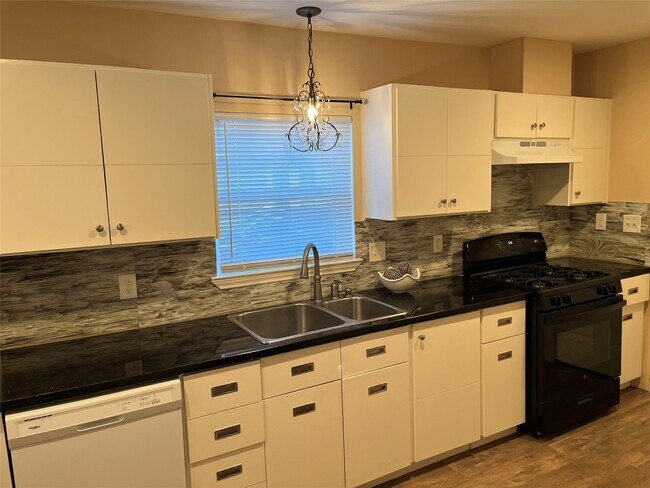 Building Photo - 104 N Eastwood St