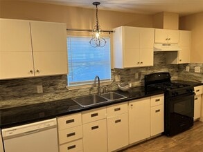 Building Photo - 104 N Eastwood St