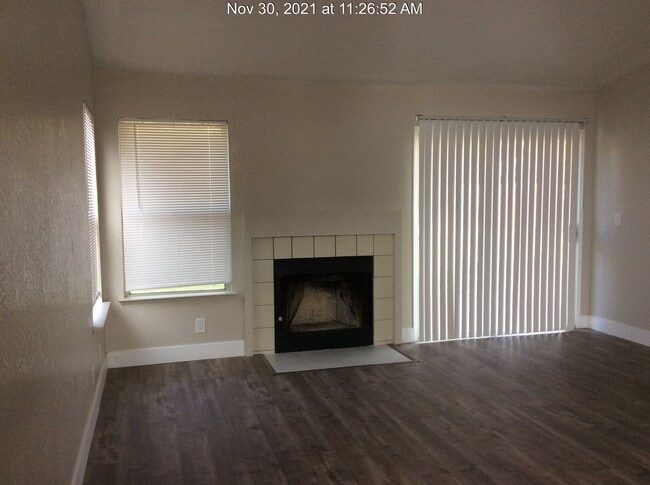 Building Photo - Comfortable Living in a Well-Sized 2-Bed, 2-Bath Home