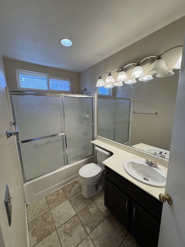 Building Photo - Gorgeous 3 Bedroom, 2 1/2 Bathroom Home in Perfect Brentwood Location