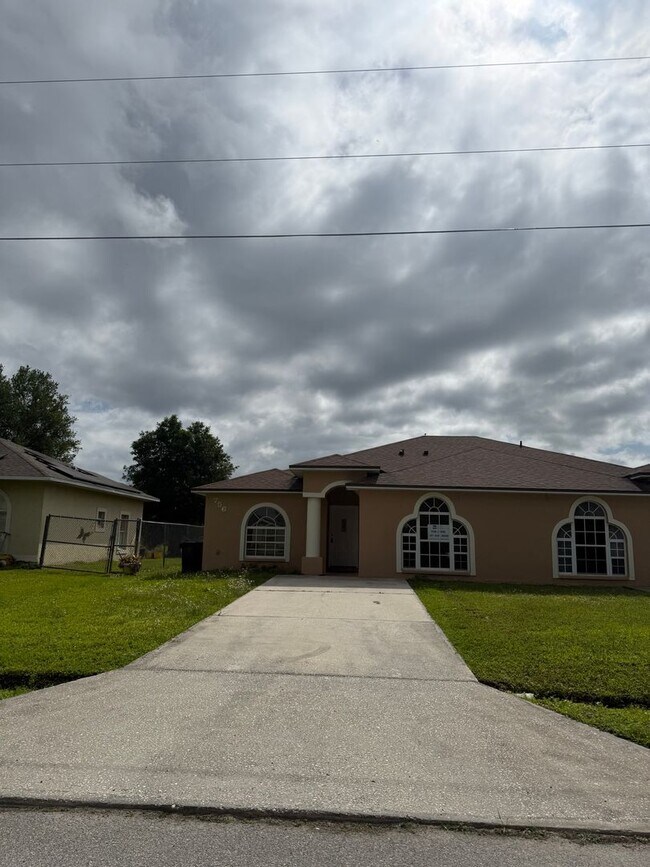 Building Photo - 756 Camel Ct
