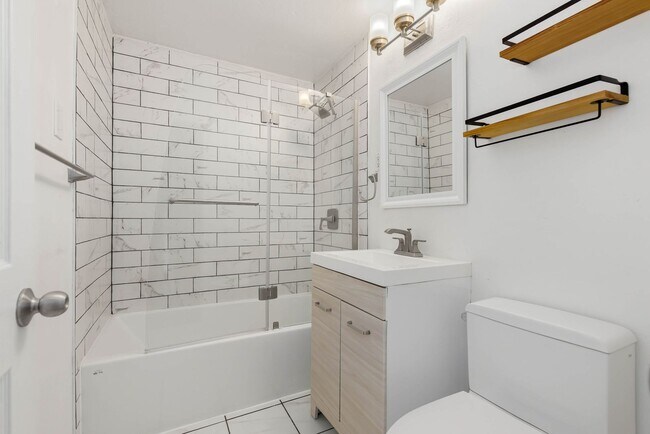 Building Photo - $1000 one-time rental concession! 3 Bedroom Home in the Heart of W Seattle!