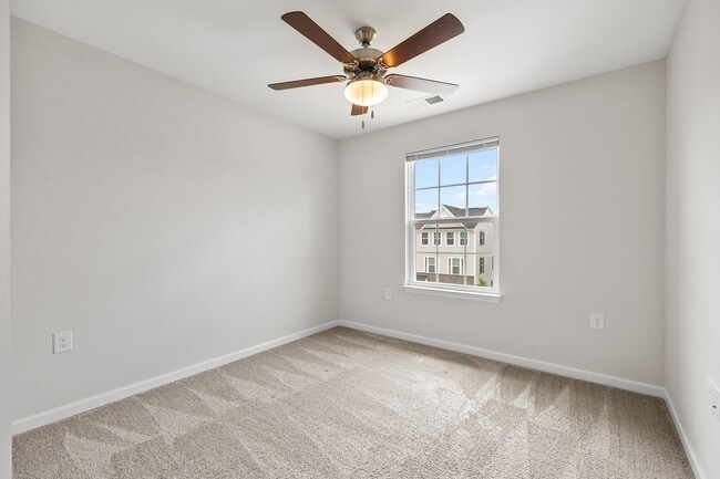 Building Photo - **End Unit 3/3 Townhome in Great Location**