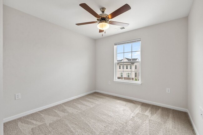 Building Photo - **End Unit 4/3.5 Townhome in Great Durham Location**