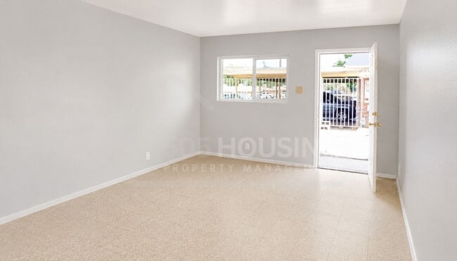 Building Photo - Large Move-In Ready 1-Bedroom Near Kirtland AFB