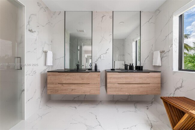 Building Photo - 21230 NE 25th Ct