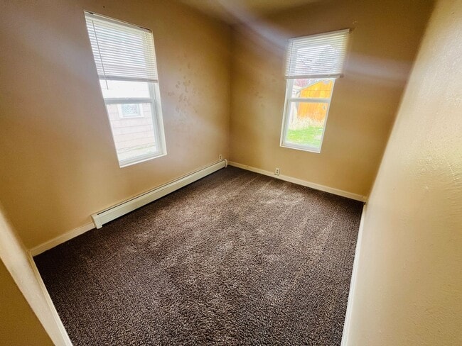 Building Photo - 4 bedroom 2 bathroom house (2 bedrooms non...
